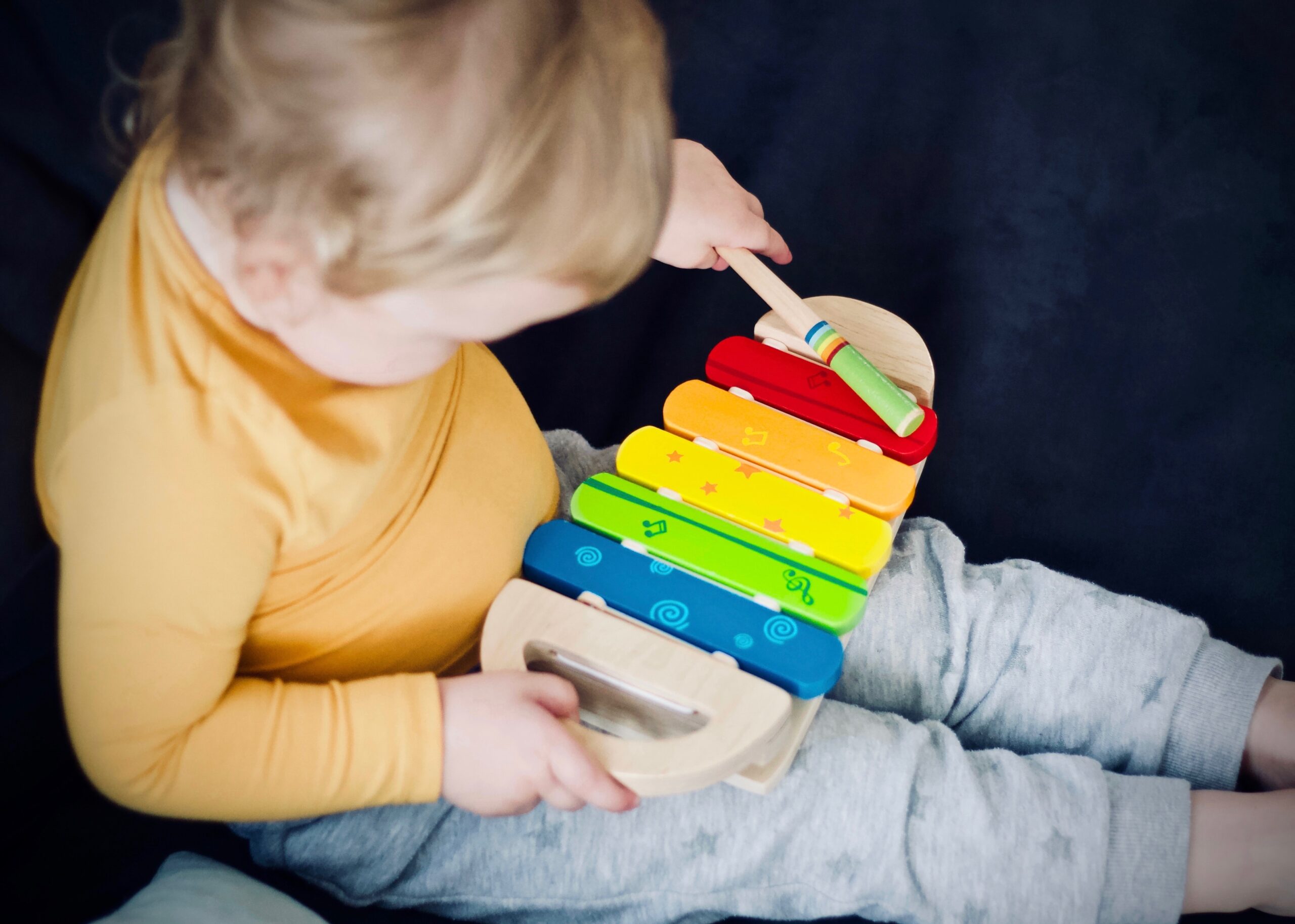 Sångpåsar och pedagogiska leksaker och pysselmaterial för barn